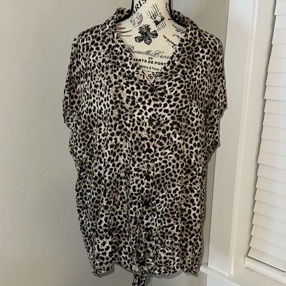 Torrid Leopard Print collared button down with tie front - Picture 1 of 6